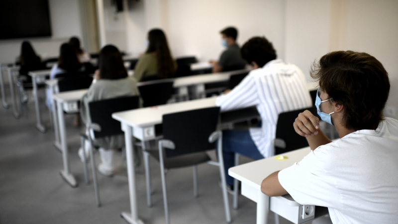 Alumnos en una clase de la Facultad de Humanidades y Ciencia de la Comunicación de la Universidad privada CEU San Pablo durante el primer día del curso 2020-2021, en Madrid (España), a 14 de septiembre.