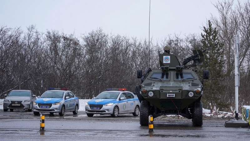Un agente de la ley kazajo es visto en un vehículo blindado en un puesto de control en Nursultan.