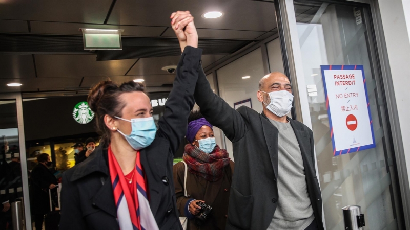 El activista político egipcio-palestino Ramy Shaath llega al aeropuerto CDG cerca de París