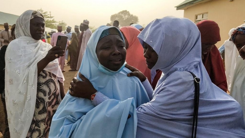 Niñas secuestradas reaccionan al reunirse con familiares en Jangebe, estado de Zamfara, el 3 de marzo de 2021 después de que fueran secuestradas en un internado en el noroeste de Nigeria.