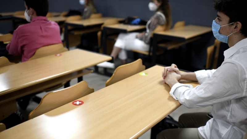 Alumnos mantienen la distancia de seguridad a la hora de sentarse en clase en la Facultad de Humanidades y Ciencia de la Comunicación de la Universidad privada CEU San Pablo