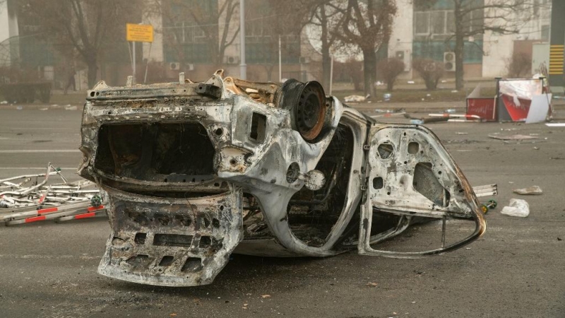 Un vehículo quemado en una plaza cerca de un barrio administrativo en el centro de Almaty el 6 de enero de 2022.
