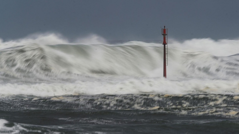 Vista del fuerte oleaje, este domingo, en la localidad cántabra de Suances donde se encuentra activada la alerta por fenómenos costeros adversos.