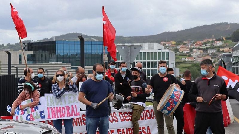 Concentración de delegados de la CIG a las puertas de la sede de Inditex por el despido de un compañero en una contrata.