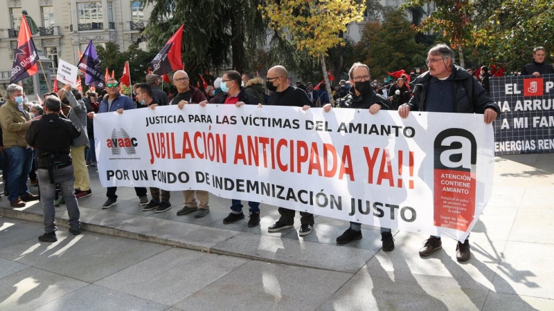 La pancarta de l'AVAAC a la manifestació d'afectats per l'amiant davant del Congrés dels Diputats, el novembre passat.