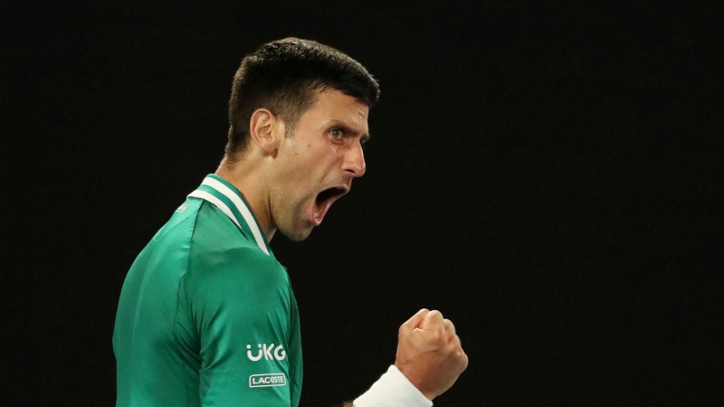 El serbio Novak Djokovic celebrando la victoria del tercer set durante un partido contra el alemán Alexander Zverev.