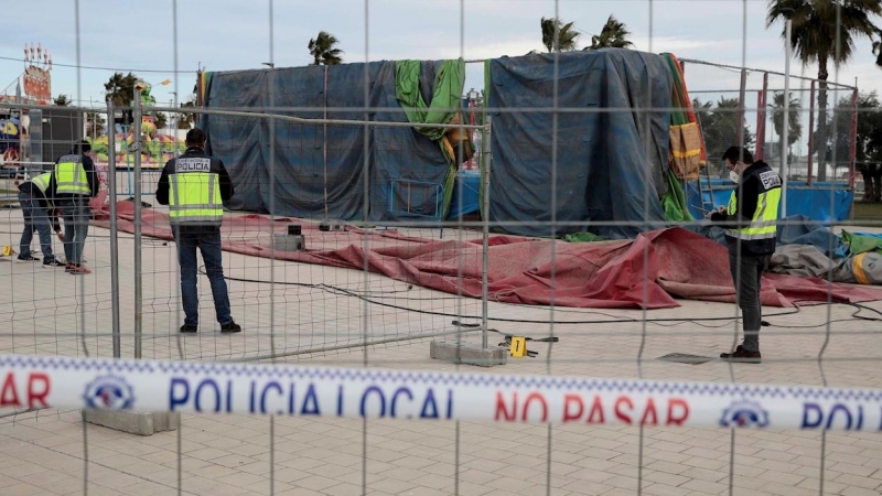 Varios policías recogen pruebas en el lugar donde anoche ocurrió el accidente en el castillo hinchable de la feria de Mislata (València)