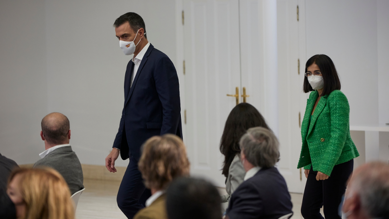 La ministra de Sanidad, Carolina Darias, y el presidente del Gobierno, Pedro Sánchez, llegan al acto institucional ‘Salud Mental y covid-19’, en el Palacio de la Moncloa, a 9 de octubre de 2021, en Madrid.