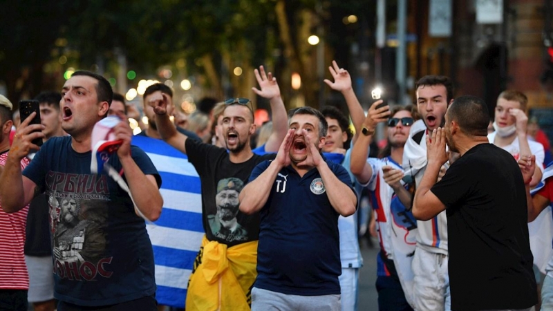 Ciudadanos serbios protestan contra los agentes de la policía victoriana.