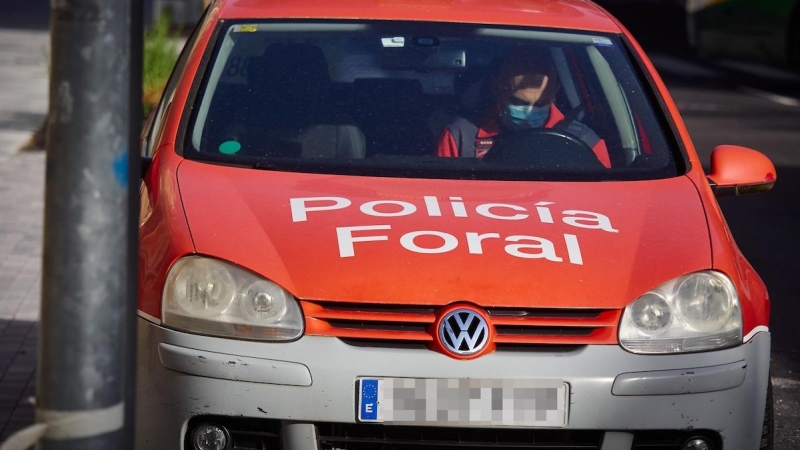 Un coche de la Policía Foral patrulla las calles durante el día 54 del estado de alarma en Pamplona, a 7 de mayo de 2020.