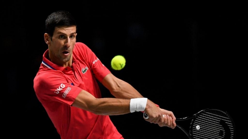 El serbio Novak Djokovic golpea una devolución contra Alexander Bublik de Kazajstán.