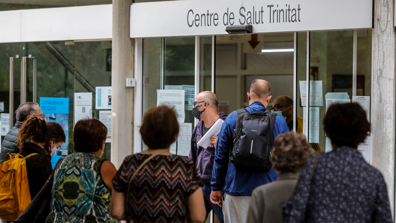 Un grupo de personas a las puertas de los centros de salud valencianos durante el primer día en el que cuentan con el 100% de la presencialidad en sus instalaciones, a 4 de octubre de 2021, en Valencia, Comunidad Valenciana, (España).