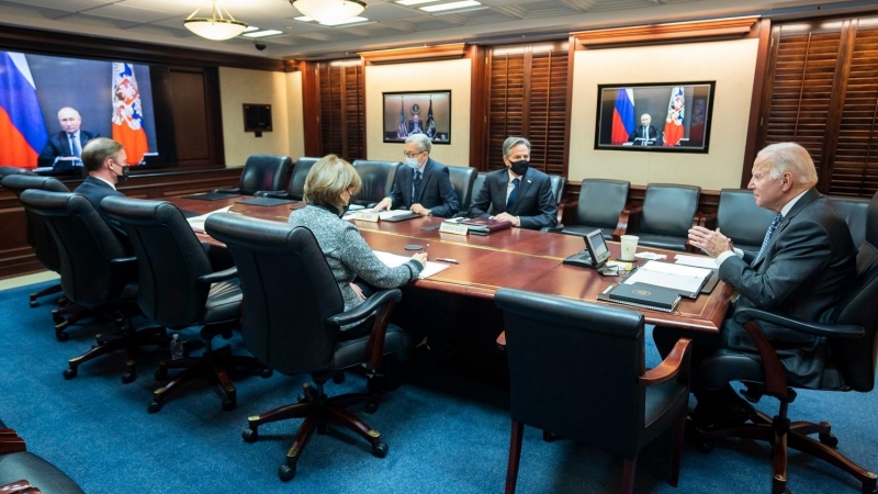 11/01/22. El presidente de EEUU, Joe Biden, con su equipo durante una de las reuniones que mantuvo con el presidente ruso, Vladimir Putin, en Washington, a 7 de diciembre de 2021.