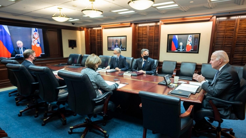11/01/22. El presidente de EEUU, Joe Biden, con su equipo durante una de las reuniones que mantuvo con el presidente ruso, Vladimir Putin, en Washington, a 7 de diciembre de 2021.