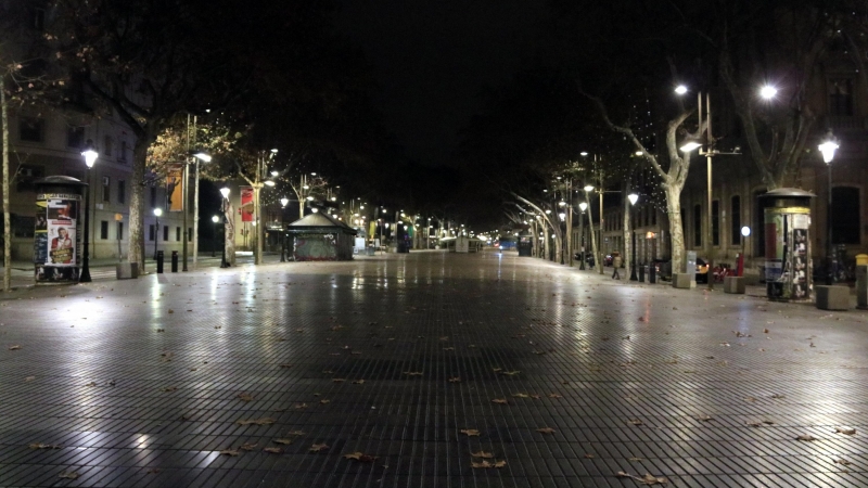 24/12/2021 - La Rambla de Santa Mònica, a Barcelona, durant les hores de toc de queda el passat 24 de desembre.