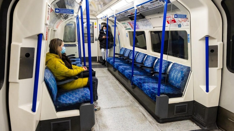 04/01/2022 Dos mujeres en un tren subterráneo vacío en Londres, Gran Bretaña