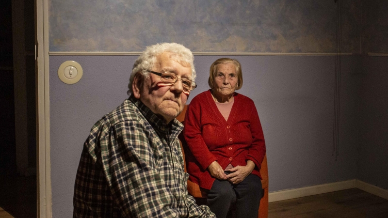 José Antonio Moreno y María Gómez, en su casa de Carabanchel (Madrid) dos día antes de su desahucio.