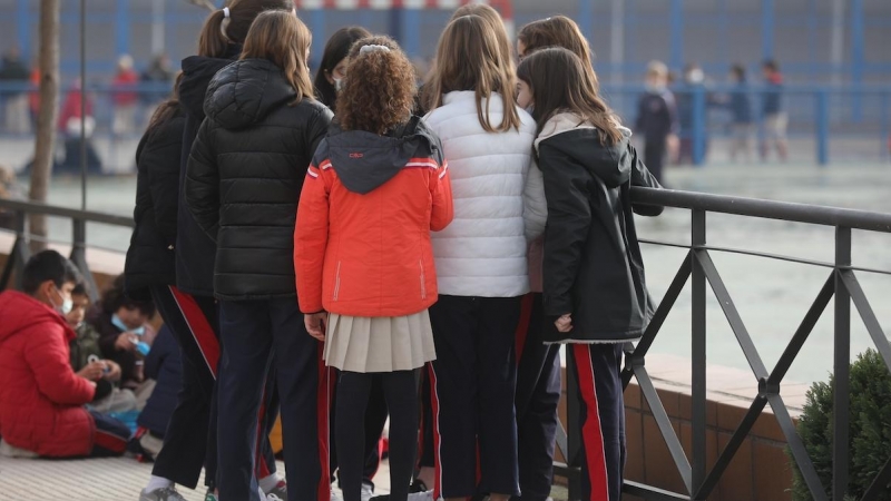 Varias niñas juegan en el recreo durante el primer día de clase presencial tras la Navidad, en el Colegio Privado Alameda de Osuna, a 10 de enero de 2022, en Madrid.