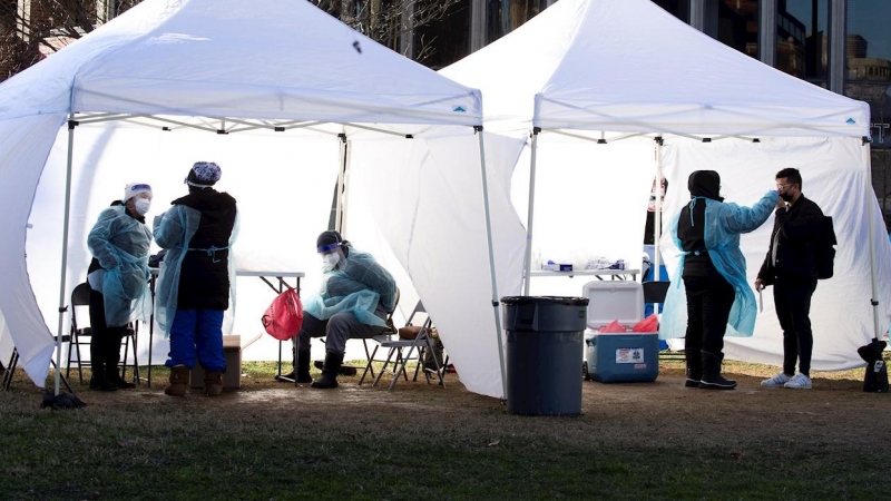 Personal sanitario realiza test de de detección de covid en Washington, EEUU.