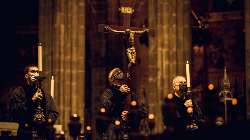 02/04/2021 Los miembros de la hermandad 'Portants del Crist de Lepant' llevan un crucifijo