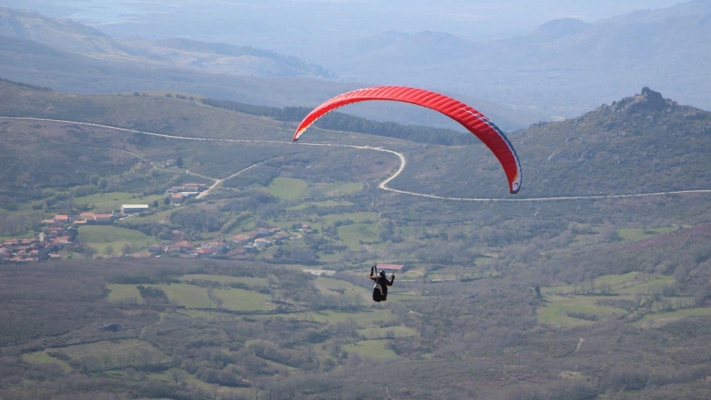 Aficionados al vuelo libre (parapente y ala delta) en la Serra de Larouco.