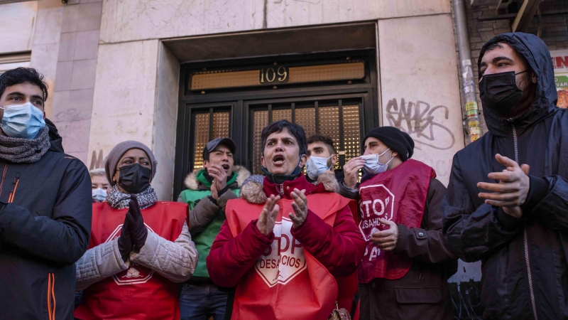 Activistas por el derecho a la vivienda protestan en la puerta del edificio de José Manuel y María para suspender el desahucio de esta pareja de octogenarios de Carabanchel, Madrid.