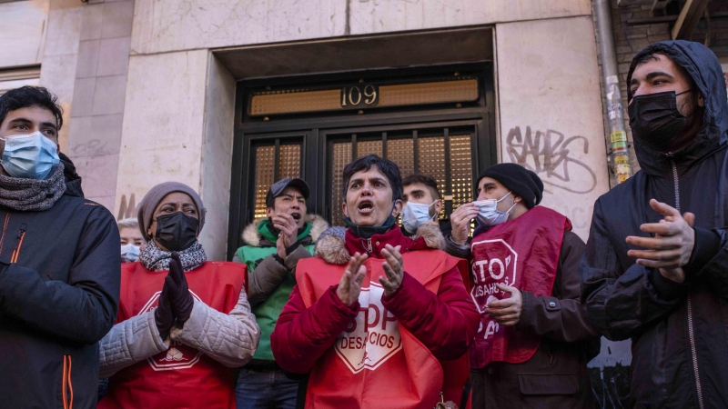 Activistas por el derecho a la vivienda protestan en la puerta del edificio de José Manuel y María para suspender el desahucio de esta pareja de octogenarios de Carabanchel, Madrid.