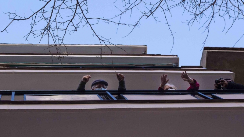 José Manuel y María agradecen desde su balcón a los activistas y vecinos que han logrado aplazar un mes su desahucio en Carabanchel, Madrid.