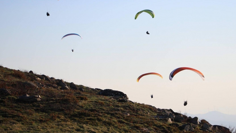 Aficionados al vuelo libre (parapente y ala delta) en la Serra de Larouco