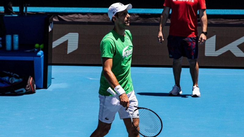13/01/22. Novak Djokovic entrenando para el Open de Australia, pese a las dudas sobre su futuro, en Melbourne (Australia), a 13 de enero de 2022.
