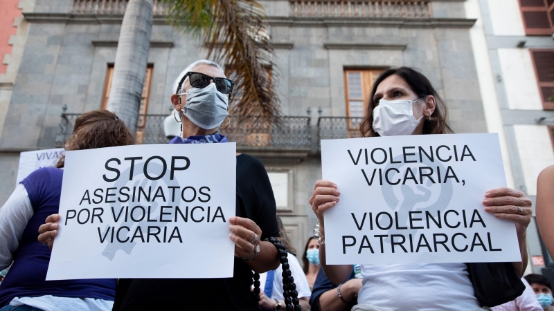 12/06/2021 Dos personas en una concentración feminista a 11 de junio de 2021, en Santa Cruz de Tenerife, Tenerife