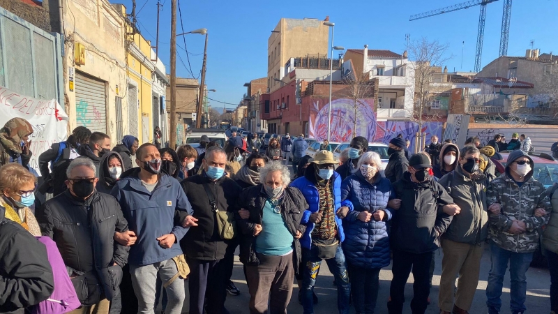 Desenes de persones donaven suport als ocupants de la nau de Badalona.