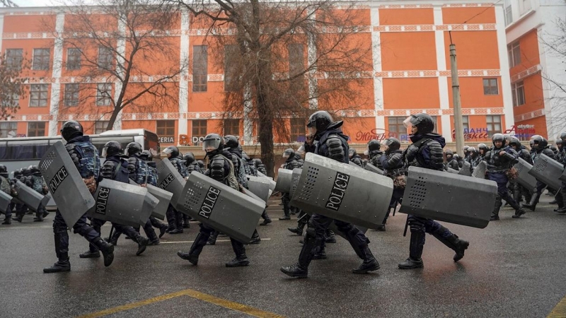 Policías kazajos durante las protestas en Almaty. Fotografía del 5 de enero.