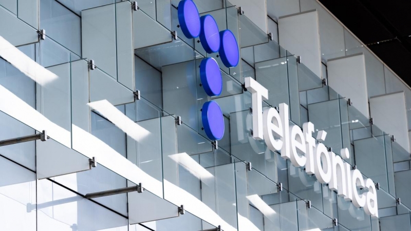 El logo de Telefónica en su sede corporativa en la zona norte de Madrid.