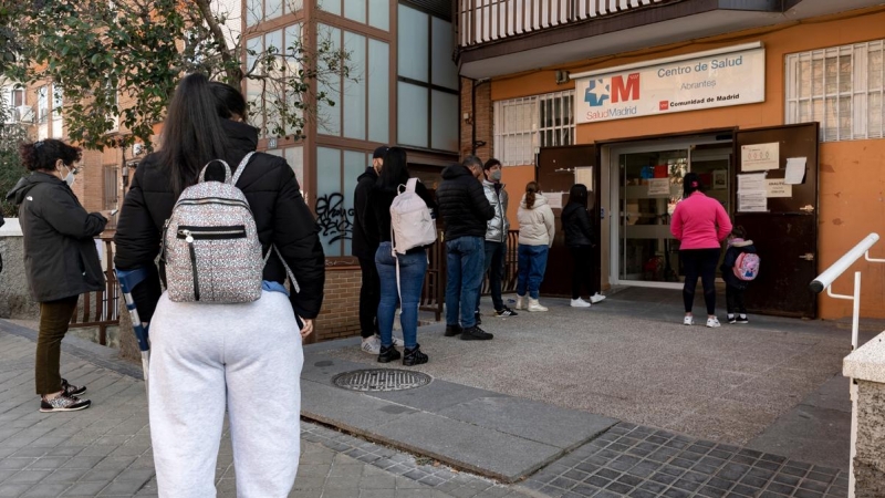 Colas de pacientes frente a un centro de salud en Madrid.