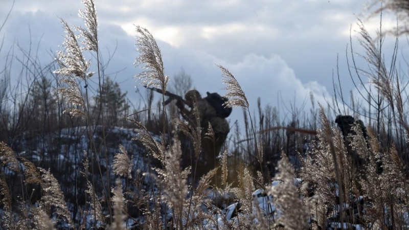 Un soldado de las Fuerzas de Defensa Territorial de Ucrania, la reserva militar de las Fuerzas Armadas de Ucrania, participa en un ejercicio militar cerca de Kiev el 25 de diciembre de 2021. Los alumnos forman parte de batallones de reservistas creados pa