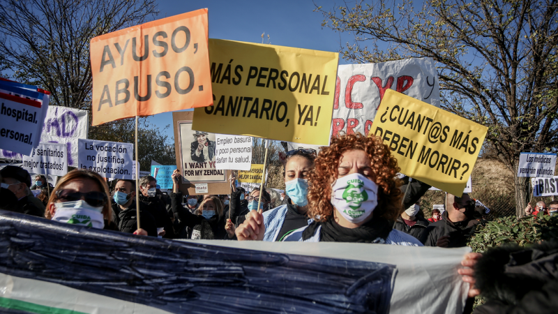 Varias personas se manifiestan con pancartas durante una concentración convocada por la plataforma Sanitarios Necesarios en la puerta del Hospital Enfermera Isabel Zendal el día de su apertura, en Madrid (España), a 1 de diciembre de 2020.