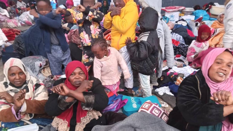 Mujeres y niños hacinados en el centro de detención de migrantes de Ain Zara, en Libia, donde fueron recluidos tras desmantelar una protesta en Trípoli.