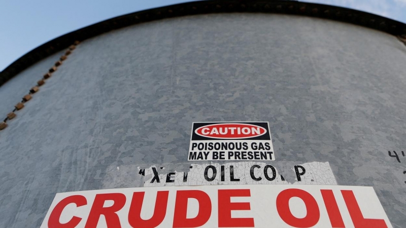 Un tanque de almacenamiento de petroleo en la cuenca Pérmica, en Texas, EEUU.. REUTERS/Angus Mordant
