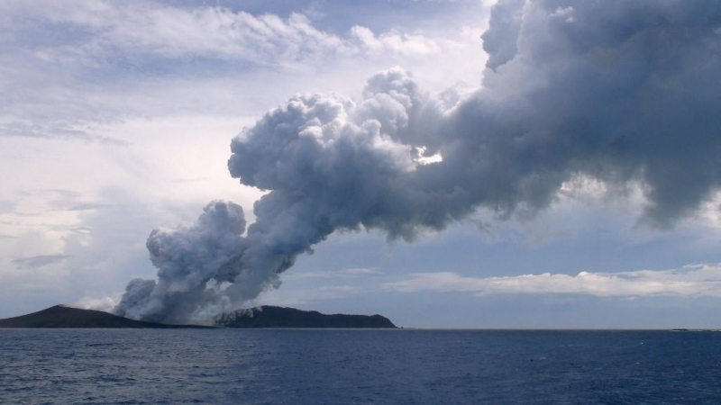 Vista el 17 de enero de 2015 desde un barco del vapor y el gas de la erupción de un volcán, a unos 65 kilómetros (40 millas) al noroeste de la nación del Pacífico Sur, la capital de Tonga, Nuku'alofa.