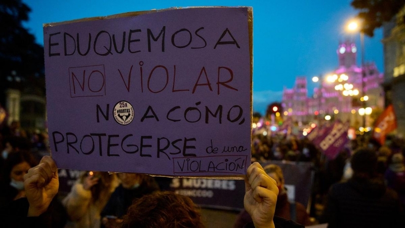 25/11/2021 Una mujer sostiene una pancarta en una manifestación convocada por Movimiento Feminista contra la violencia machista el 25 de noviembre de 2021, en Madrid (España)