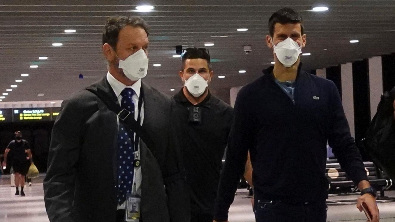 16/01/2022 El tenista serbio Novak Djokovic, en el aeropuerto de Melbourne justo antes de coger el vuelo en el que será deportado de Australia