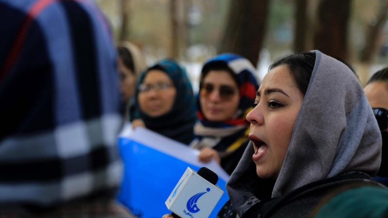 Mujeres y activistas afganas sostienen una pancarta durante una protesta en Kabul, Afganistán, el 12 de enero de 2022.