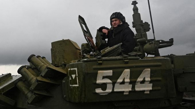 Foto de archivo. Un militar ruso montado en un tanque.