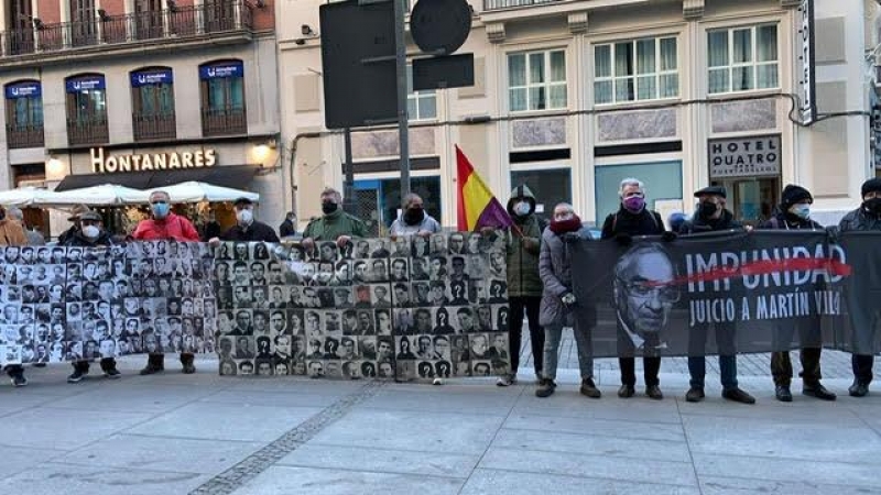 Manifestantes contra Martín Villa