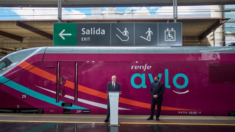17/01/22-El presidente de Renfe, Isaías Taboas, y el ex-ministro de Transportes, Movilidad y Agenda Urbana, José Luis Ábalos, en la presentación de los servicios comerciales de AVLO, en la Estación Madrid-Puerta de Atocha, a 23 de junio de 2021, en Madrid