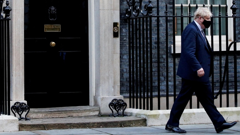 El primer ministro británico, Boris Johnson , camina frente a Downing Street en Londres
