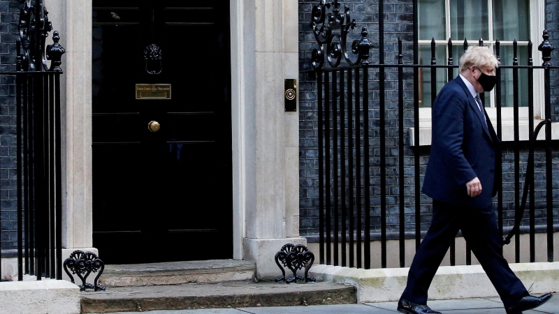 El primer ministro británico, Boris Johnson , camina frente a Downing Street en Londres