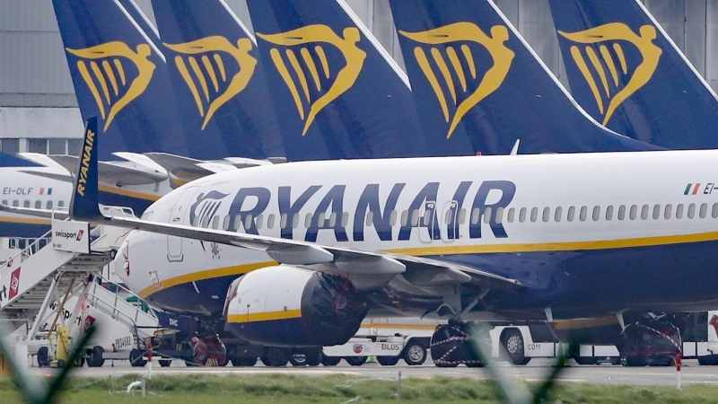 Los aviones de Ryanair se estacionan en la pista del aeropuerto de Dublín.