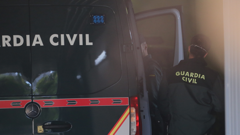 Un Guardia Civil saca de un furgón policial a César Román Viruete para declarar en un juicio celebrado en la Audiencia Provincial de Madrid, a 12 de mayo de 2021, en Madrid.